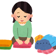 洗濯物を畳んでいる人の画像