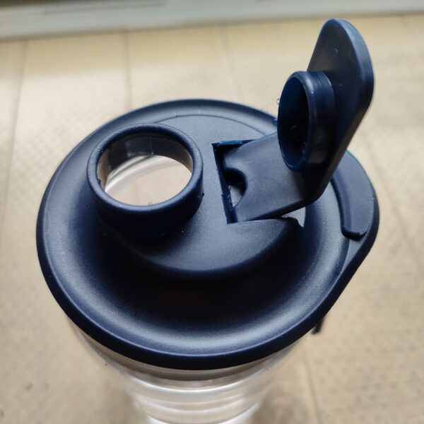 Temuで購入したポータブルミキサーの飲み口付きのフタの画像